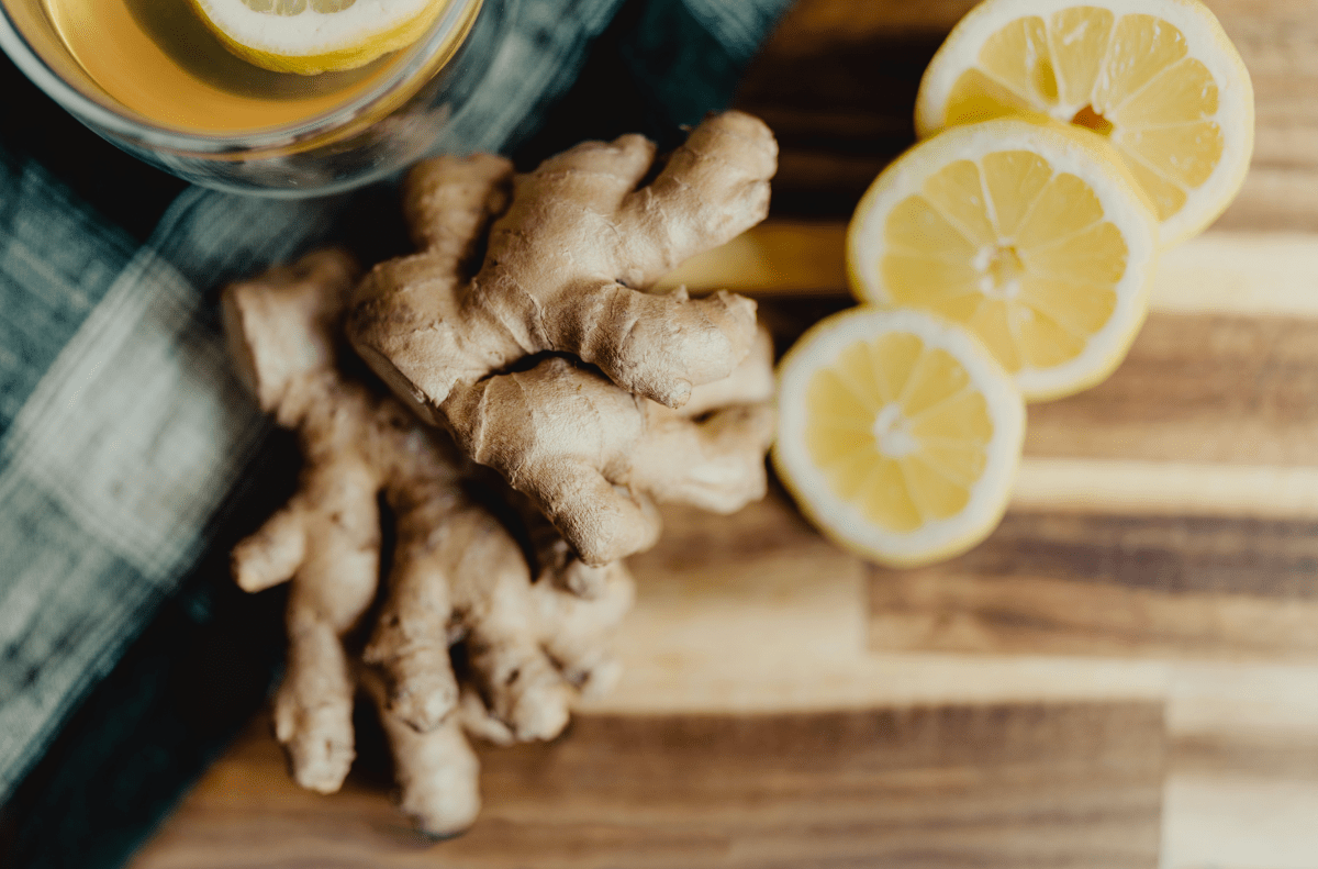 Gros plan sur des tranches de citron et du gingembre frais